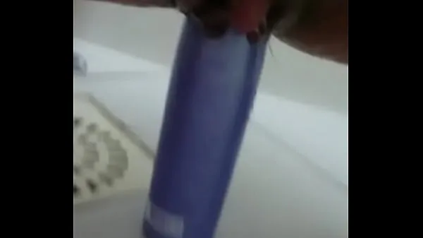 Stuffing the shampoo into the pussy and the growing clitoris Filem teratas baharu