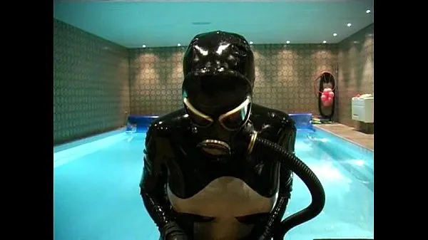Nieuwe Gas Mask b. by the Pool topfilms