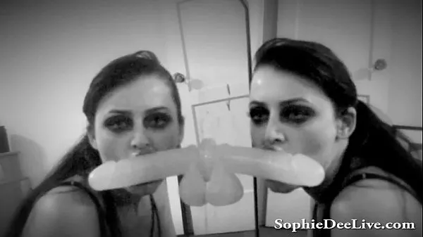 Nieuwe Busty Big Titty Brit Sophie Dee LOVES to Deepthroat a Dildo topfilms