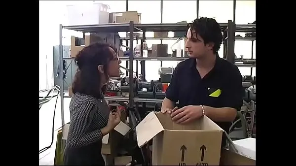 Νέες Sexy secretary in a warehouse by workers κορυφαίες ταινίες