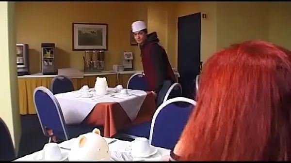 Nye Old woman fucks the young waiter and his friend topfilm