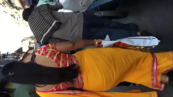 Cute structure of aunty in yellow saree Phim hàng đầu mới