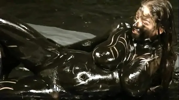 새로운 Brittany gers dirty in black oil 인기 영화