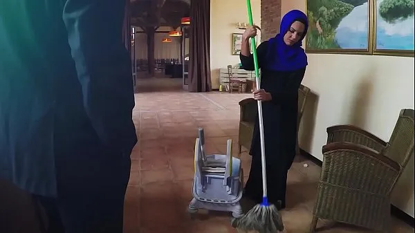 Nye ARABS EXPOSED - Poor Janitor Gets Extra Money From Boss In Exchange For Sex toppfilmer