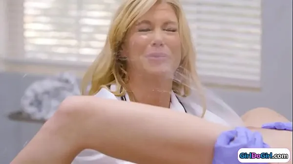 New Unaware doctor gets squirted in her face top Movies