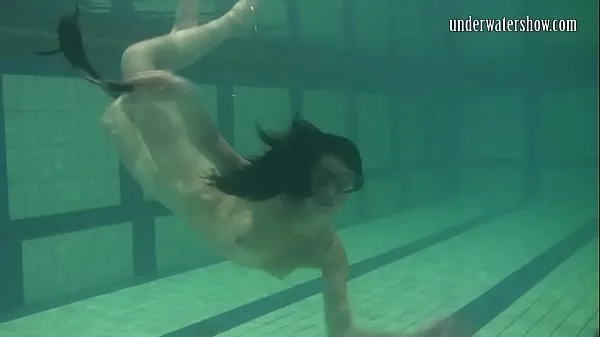 Nye Brunette teen Kristina Andreeva swims naked in the pool toppfilmer