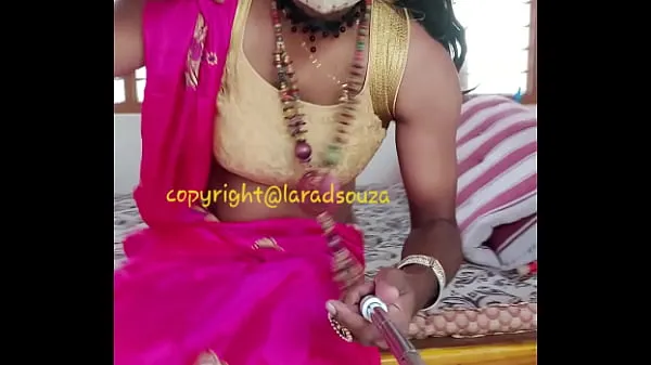 Novos Indian crossdresser Lara D'Souza sexy video in saree 2 principais filmes