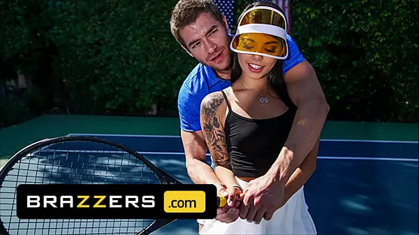 Xander Corvus) Massages (Gina Valentinas) Foot To Ease Her Pain They End Up Fucking - Brazzers أفضل الأفلام الجديدة