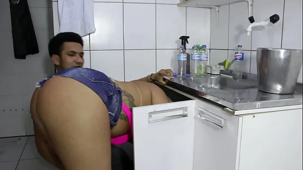 نئی The cocky plumber stuck the pipe in the ass of the naughty rabetão. Victoria Dias and Mr Rola ٹاپ موویز
