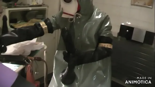 Novi Rubbernurse Agnes - Heavy Rubber green clinic gown with hood and white gasmask - deep pegging with two colonoscope-style dildos - final deep analfisting with thick chemical gloves and cum najboljši filmi