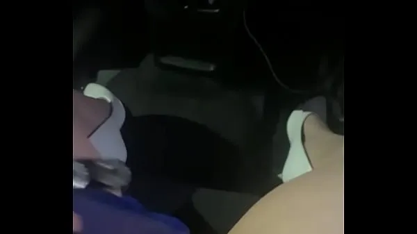새로운 Hot nymphet shoves a toy up her pussy in uber car and then lets the driver stick his fingers in her pussy 인기 영화