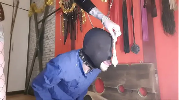 Nové Sperm games. The dominatrix brings used condoms and pours the contents over her slave's head najlepších filmov