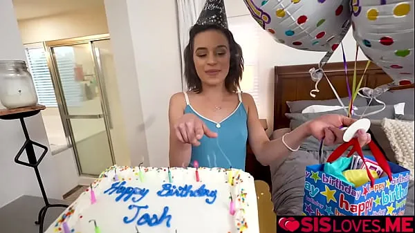 새로운 Joshua Lewis celebrates birthday with Aria Valencia's delicious pussy 인기 영화