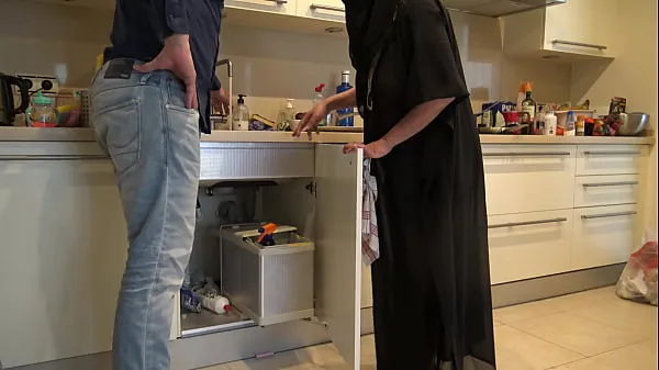 नई British Plumber Fucks Muslim Milf In Her Kitchen शीर्ष फ़िल्में