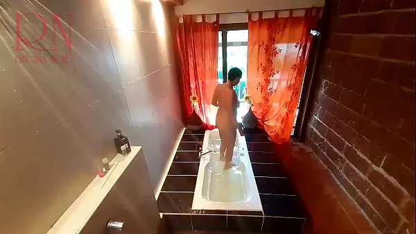 새로운 Peep. Voyeur. Housewife washes in the shower with soap, shaves her pussy in the bath. 2 1 인기 영화