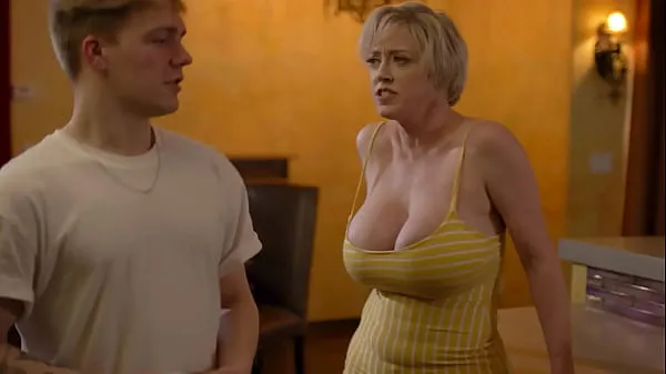 新Mature Step Mom with HUGE Tits Desesperately Try seduces her stepson热门电影