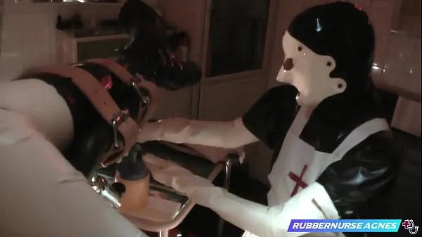 Nye Rubbernurse Agnes - A short intensive anal fisting procedure with long white latex gloves topfilm