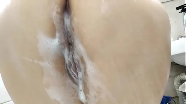 Novi Charming mature Russian cocksucker takes a shower and her husband's sperm on her boobs najboljši filmi