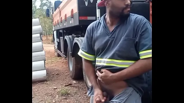 Novi Worker Masturbating on Construction Site Hidden Behind the Company Truck najboljši filmi